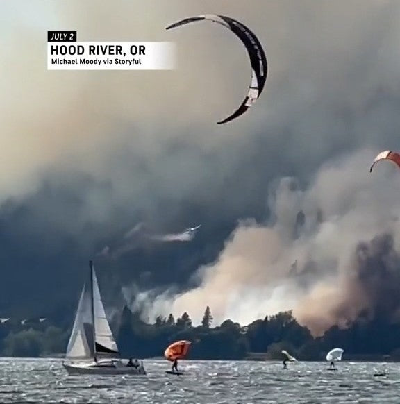 Haciendo Kitesurf mientras el Bosque Arde: La Vida Continúa.