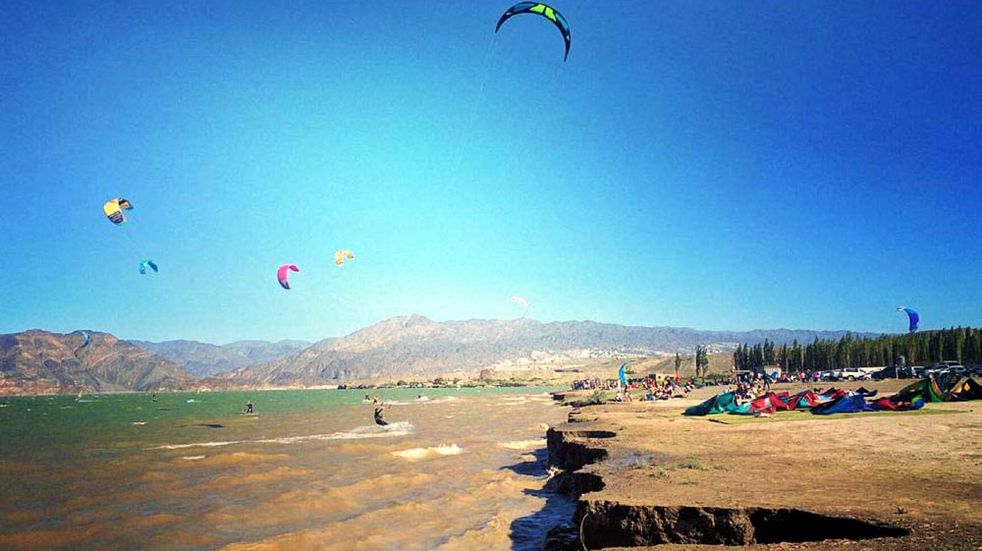 El dique Cuesta del Viento será sede de un evento mundial de kiteboarding en Semana Santa