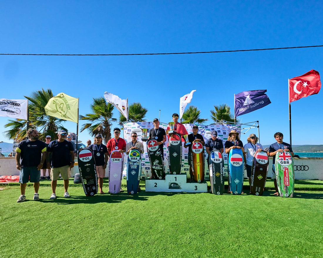 Catalina Turienzo y Qibin Huang se coronan campeones del mundo juvenil de Formula Kite en Urla