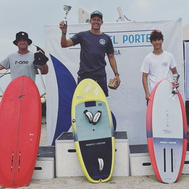 David Llueca se corona campeón del Campeonato Autonómico de WingFoil en Dénia.