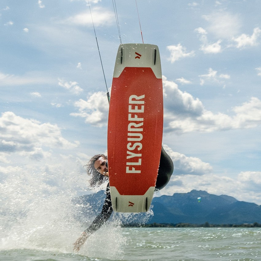 Tabla de kitesurf twintip Flysurfer Radical9 completa